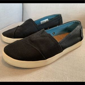 TOMS black canvas slip on shoes 🙌🏽